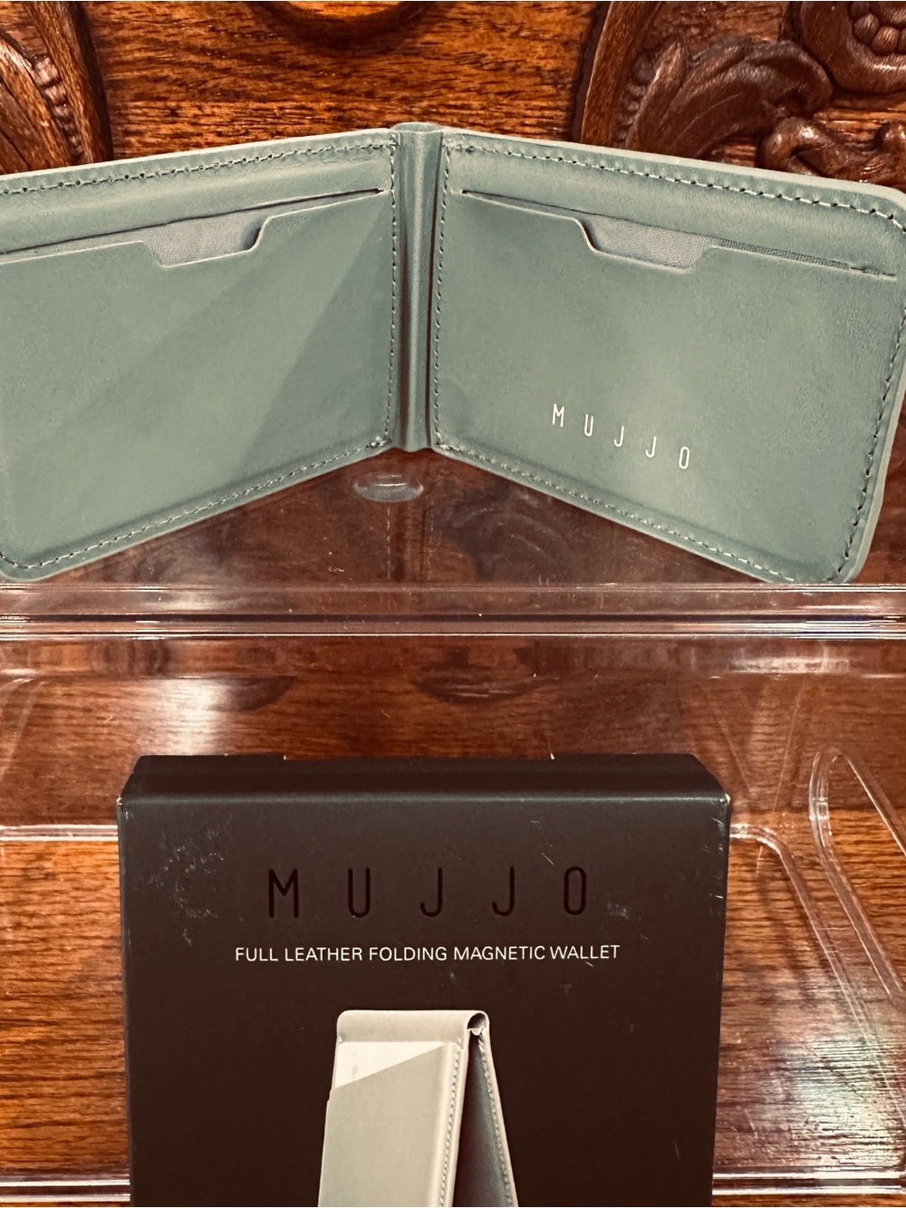 Mujjo Full Leather Folding Magnetic Wallet in Green Smoke - Picture 6 of 7